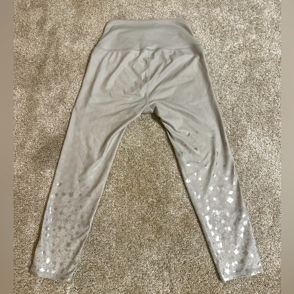 Alo Yoga “snow” print cropped leggings